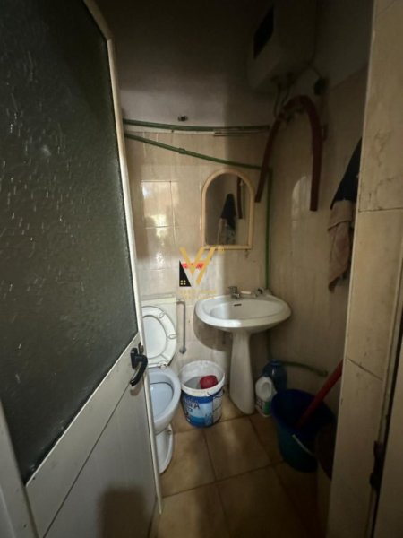 Tirane, shitet dyqan Kati 0, 66 m² 200.000 € (MEDRESEJA)