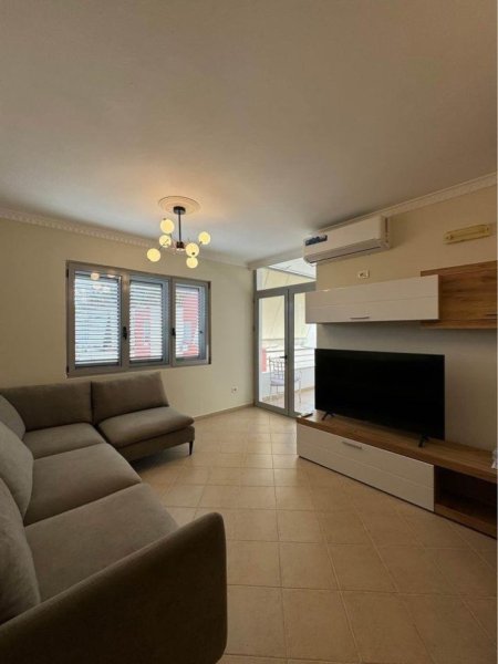 Tirane, jepet me qera apartament 3+1 Kati 5, 125 m² 650 € (Fresku)