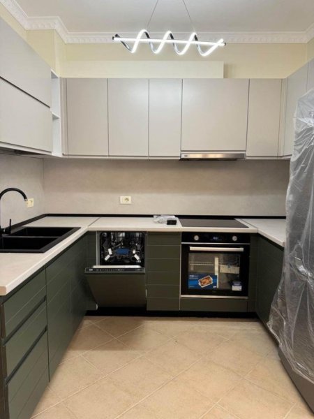 Tirane, jepet me qera apartament 3+1 Kati 5, 125 m² 650 € (Fresku)
