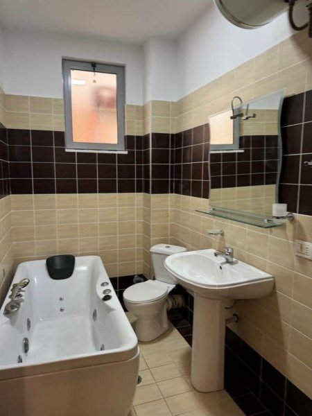 Tirane, jepet me qera apartament 3+1 Kati 5, 125 m² 650 € (Fresku)