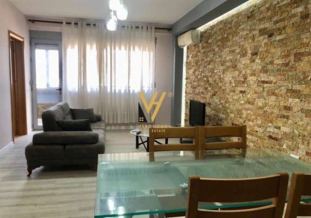 Tirane, jepet me qera apartament 2+1+Ballkon Kati 4, 90 m² 650 € (RRUGA E KAVAJES)