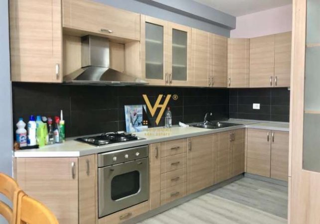Tirane, jepet me qera apartament 2+1+Ballkon Kati 4, 90 m² 650 € (RRUGA E KAVAJES)