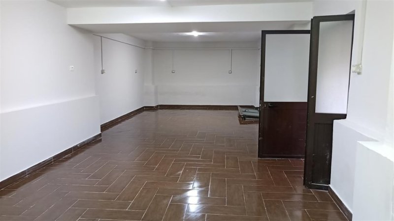 Tirane, shitet ambjent biznesi Kati -1, 109 m² 86.500 € (Bulevardi Bajram Curri , Rruga Irfan Tomini)