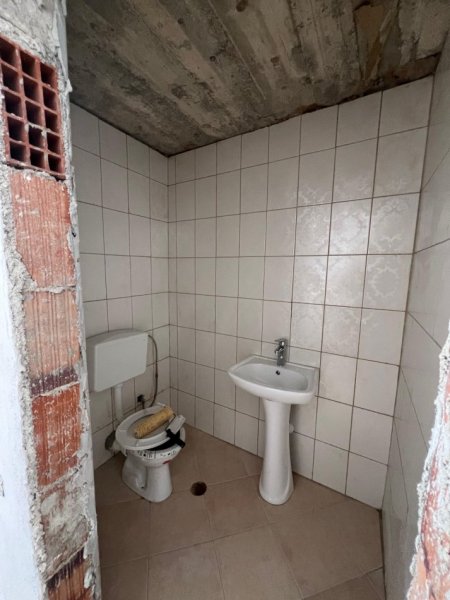 Tirane, shitet ambjent biznesi Kati 0, 22 m² 40.000 € (Prane qendres Eleonora,Selite)
