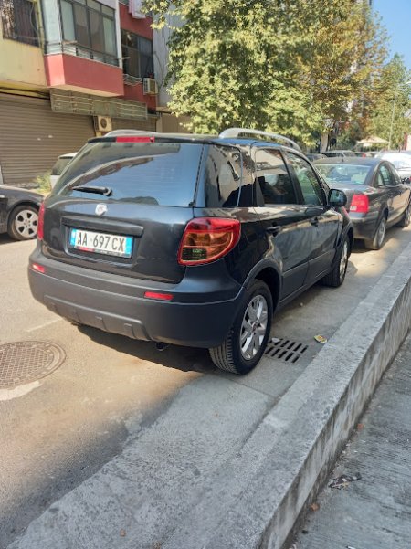 Tirane, shitet makine Nafte, e zeze manuale Klima 216.000 km 6.000 €