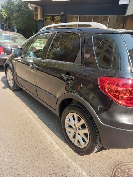 Tirane, shitet makine Nafte, e zeze manuale Klima 216.000 km 6.000 €