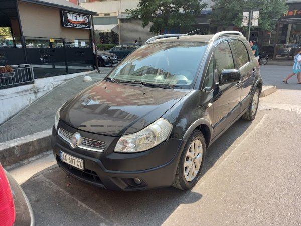 Tirane, shitet makine Nafte, e zeze manuale Klima 216.000 km 6.000 €