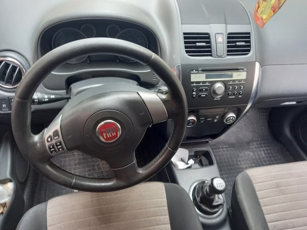Tirane, shitet makine Nafte, e zeze manuale Klima 216.000 km 6.000 €
