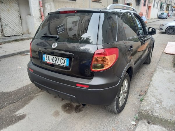Tirane, shitet makine Nafte, e zeze manuale Klima 216.000 km 6.000 €