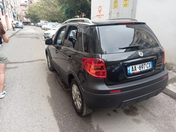 Tirane, shitet makine Nafte, e zeze manuale Klima 216.000 km 6.000 €