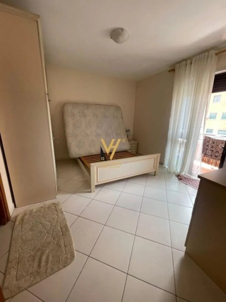 Tirane, jepet me qera apartament 2+1+Ballkon Kati 5, 100 m² 700 € (RRUGA E BARRIKADAVE)