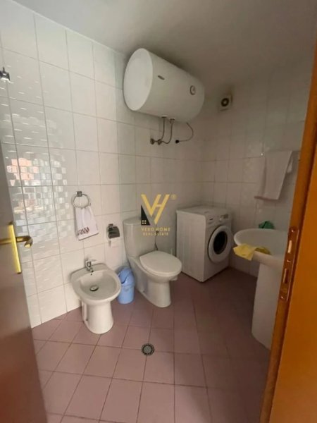 Tirane, jepet me qera apartament 2+1+Ballkon Kati 5, 100 m² 700 € (RRUGA E BARRIKADAVE)