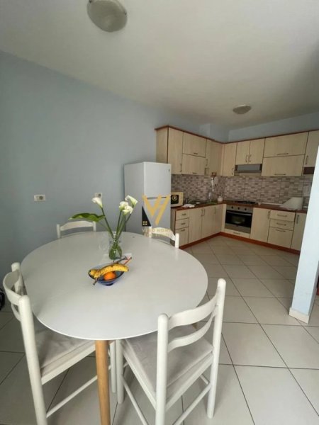 Tirane, jepet me qera apartament 2+1+Ballkon Kati 5, 100 m² 700 € (RRUGA E BARRIKADAVE)