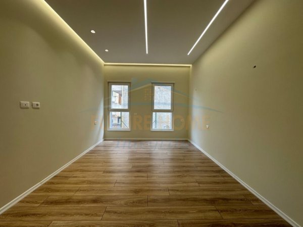 Tirane, jepet me qera apartament per zyra 2+1 Kati 3, 115 m² 700 € (Ali Demi)