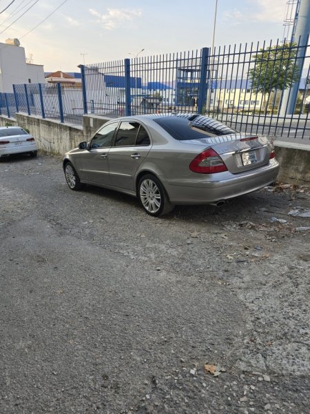 Tirane, shes makine MERCEDES BENZ EVO 211 3.0 BENZI 4 MATIC Benzin, e argjendtë automatik Klima 267.000 km 6.000 €