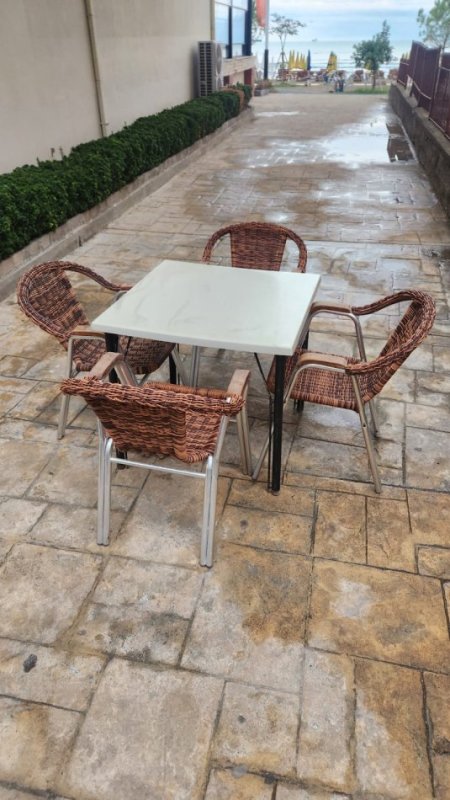 Durres, shes shiten komplet tavolinash per ambjente jasht 70 €