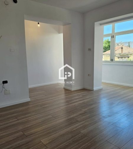Shitet: Apartament 1+1 /Zona : Xhamia e Tabakëve