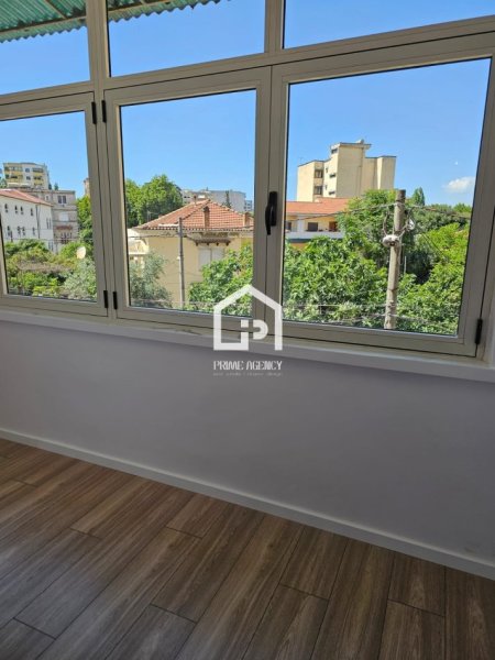 Shitet: Apartament 1+1 /Zona : Xhamia e Tabakëve
