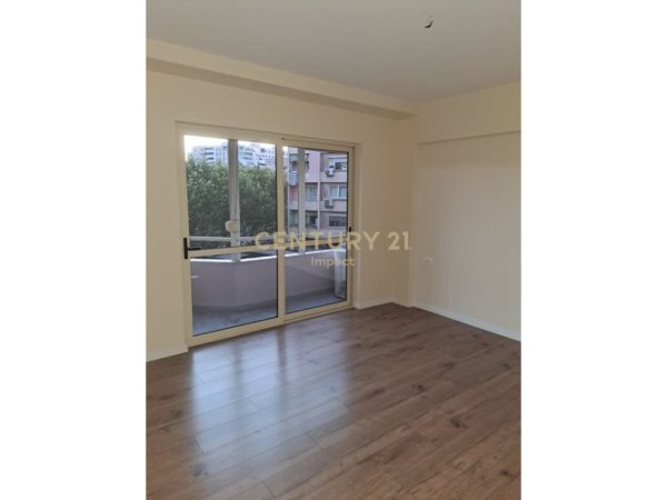 Tirane, jepet me qera apartament 2+1 Kati 2, 900 m² 900 € 