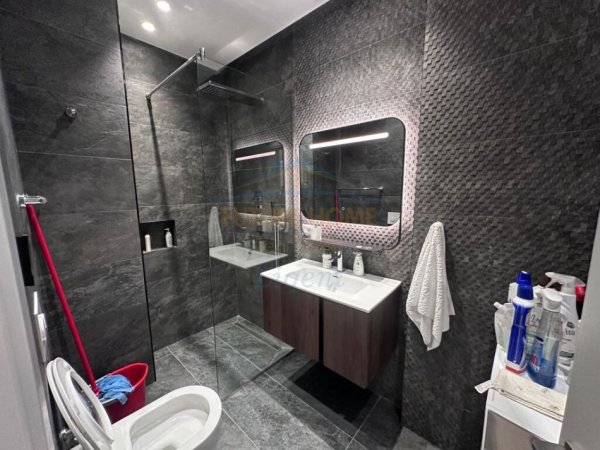 Tirane, jepet me qera apartament 2+1 Kati 1, 100 m² 1.000 € 