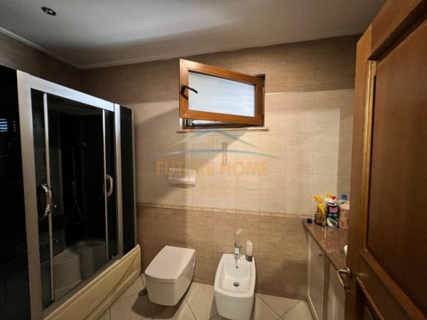 Tirane, jepet me qera apartament 3+1 Kati 9, 210 m² 1.000 €