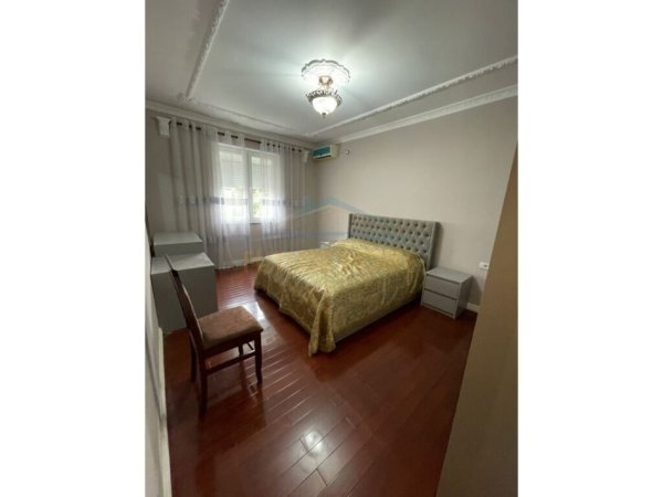 Tirane, jepet me qera apartament 2+1+Ballkon Kati 3, 91 m² 1.000 € (Blloku)