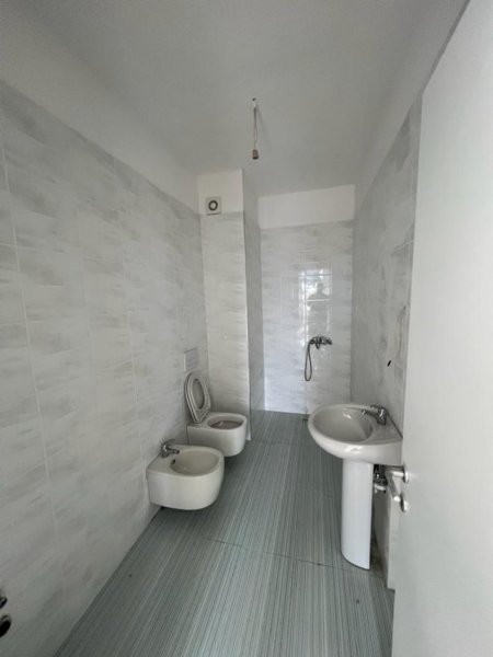 Tirane, jepet me qera apartament 2+1 Kati 1, 90 m² 600 € (Bulevardi i Ri)