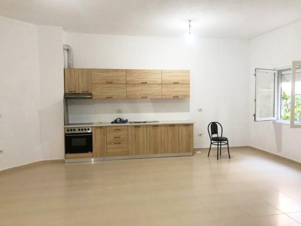 2+1+2wc -  Liqeni i Thate (Posta shqiptare) me Shume Hapesire (Tarrace te Shfrytezueshme) Mundesi Parkimi - 450 Euro/Muaj