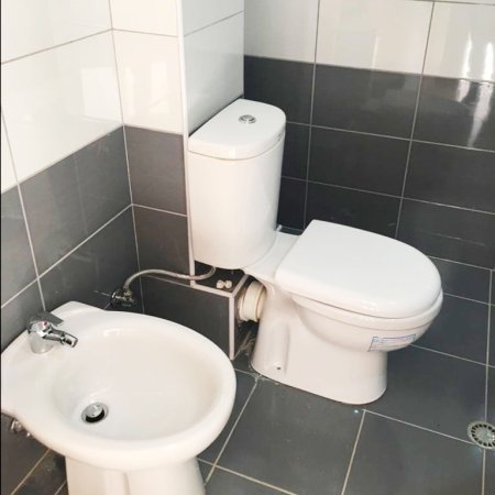 2+1+2wc -  Liqeni i Thate (Posta shqiptare) me Shume Hapesire (Tarrace te Shfrytezueshme) Mundesi Parkimi - 450 Euro/Muaj