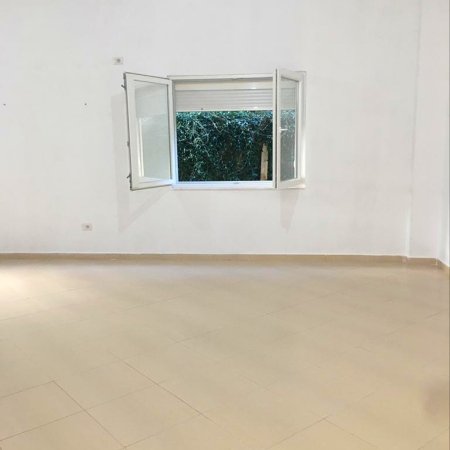 2+1+2wc -  Liqeni i Thate (Posta shqiptare) me Shume Hapesire (Tarrace te Shfrytezueshme) Mundesi Parkimi - 450 Euro/Muaj