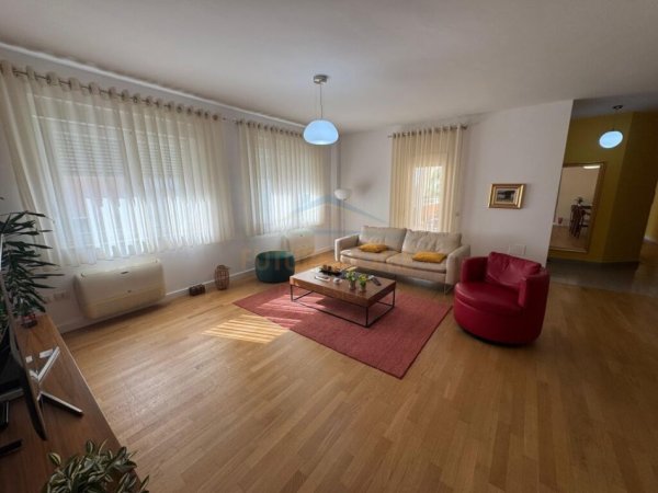 Tirane, jepet me qera apartament 3+1 Kati 2, 186 m² 1.500 € (Rezidenca Touch Of The Sun , Teg)