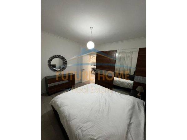 Tirane, jepet me qera apartament 2+1+Ballkon Kati 9, 90 m² 900 € (Komuna e Parisit)