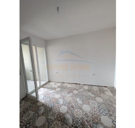 Tirane, jepet me qera apartament 1+1 Kati 8, 70 m² 350 € (Golden Park)