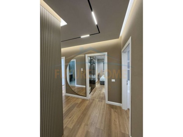 Tirane, jepet me qera apartament 3+1+Ballkon Kati 5, 120 m² 700 € (UNAZA E RE)