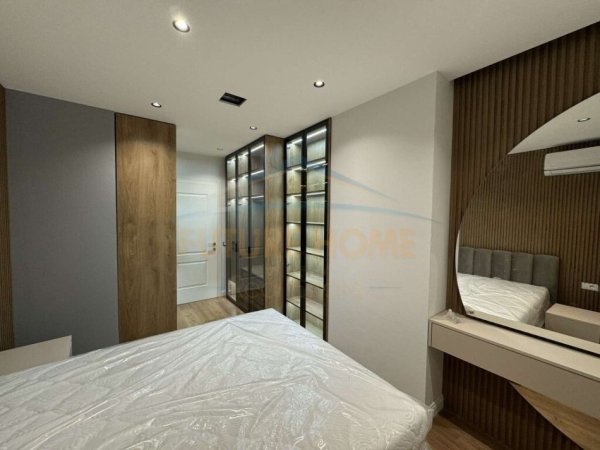 Tirane, jepet me qera apartament 3+1+Ballkon Kati 5, 120 m² 700 € (UNAZA E RE)