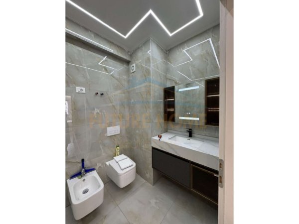 Tirane, jepet me qera apartament 3+1+Ballkon Kati 5, 120 m² 700 € (UNAZA E RE)