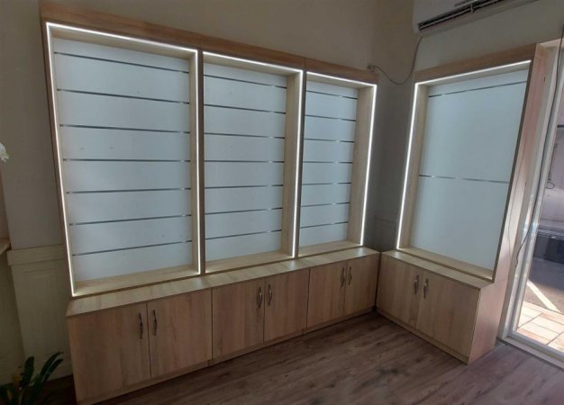 Rafte per dyqan, biblioteke ose kanceleri me ndricim LED