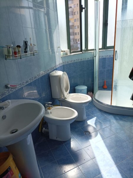 Tirane, jap me qera shtepi 2 Katshe , 220 m² 1.000 €