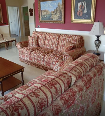 Tirane, shes 2 Divane Angleze (3 + 2 vendesh) + Set tavolinash druri   5.900 €