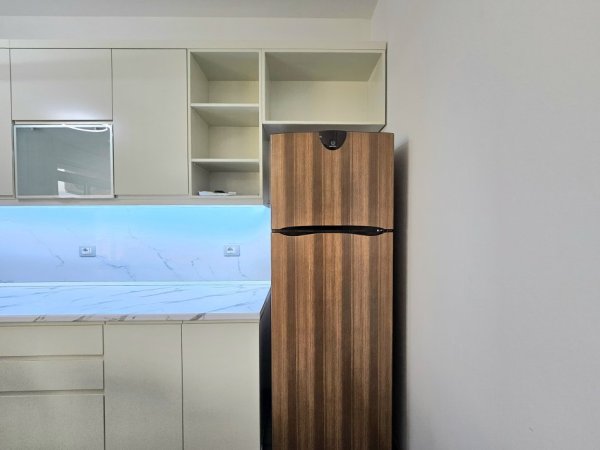 Jepet me Qera: 2+1+2wc * ( Liq. i Thate - Rr. Peti ) 100% i Ri & i Investuar: Mobilim Cilesore, Parket ++ 1 GARAZH ( me cmim Extra ) ** 700€/muaj **