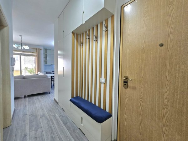 Jepet me Qera: 2+1+2wc * ( Liq. i Thate - Rr. Peti ) 100% i Ri & i Investuar: Mobilim Cilesore, Parket ++ 1 GARAZH ( me cmim Extra ) ** 700€/muaj **