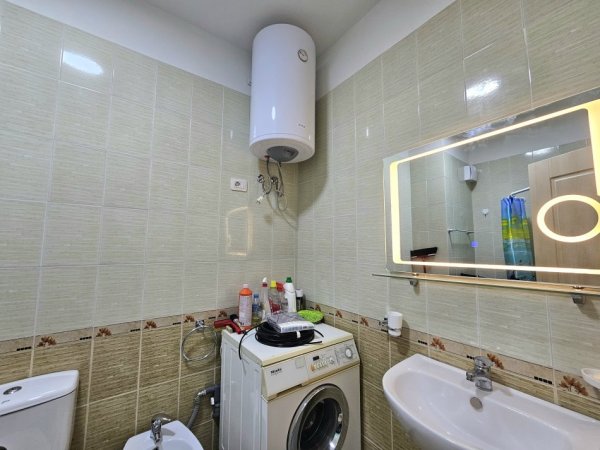 Jepet me Qera: 2+1+2wc * ( Liq. i Thate - Rr. Peti ) 100% i Ri & i Investuar: Mobilim Cilesore, Parket ++ 1 GARAZH ( me cmim Extra ) ** 700€/muaj **