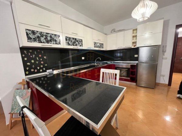 Tirane, jepet me qera apartament 2+1 Kati 5, 93 m² 470 € (UNAZA E RE)