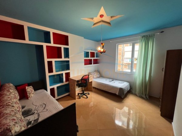 Tirane, jepet me qera apartament 2+1 Kati 5, 93 m² 470 € (UNAZA E RE)