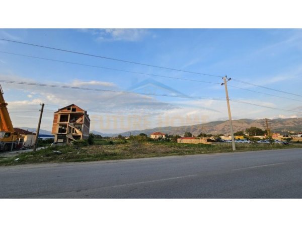 Korce, shitet toke , 4.100 m² 190.000 € (Km 1 Korçë - Tiranë)