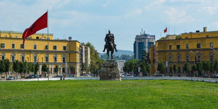 Tirane, shes apartament 1+1 , 80 m² (Qendër)