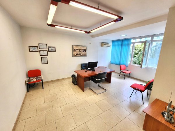 Me Qera 770€/Muaj: Zyre ( 75 m2 ) 📍 në Qendër të Tiranës ( Piazza ) fiks pas Muzeut të Tiranës | k.2 | 100% Re - Me Pamje nga Rr. Kryesore