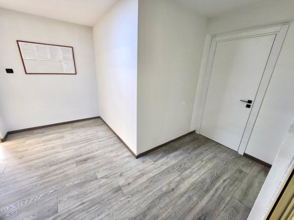 Me Qera 770€/Muaj: Zyre ( 75 m2 ) 📍 në Qendër të Tiranës ( Piazza ) fiks pas Muzeut të Tiranës | k.2 | 100% Re - Me Pamje nga Rr. Kryesore