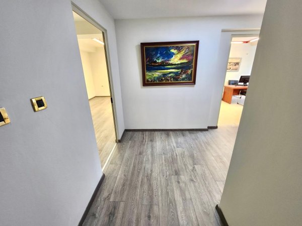 Me Qera 770€/Muaj: Zyre ( 75 m2 ) 📍 në Qendër të Tiranës ( Piazza ) fiks pas Muzeut të Tiranës | k.2 | 100% Re - Me Pamje nga Rr. Kryesore
