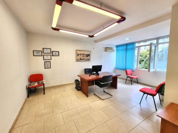 Me Qera 770€/Muaj: Zyre ( 75 m2 ) 📍 në Qendër të Tiranës ( Piazza ) fiks pas Muzeut të Tiranës | k.2 | 100% Re - Me Pamje nga Rr. Kryesore